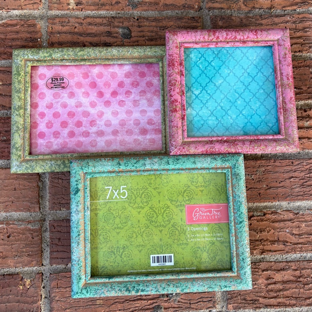 Green Tree Gallery 2008 Distressed Triple Photo Frame Photo Sizes 7x5, 7x5, 5x5